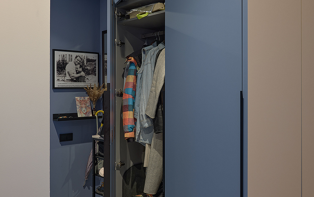 Шкафы и кухня Стоун Колор для однушки с круговой планировкой